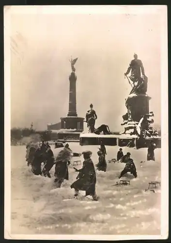 Fotografie Fotograf unbekannt, Ansicht Berlin, Kinder spielen im Schnee beim Bismarck-Denkmal, Blick zur Siegessäule