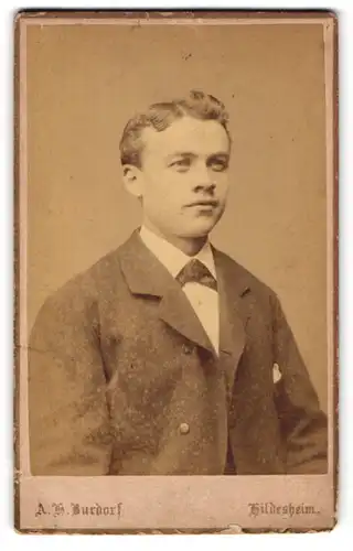 Fotografie A. H. Burdorf, Hildesheim, Portrait junger Mann in Anzug