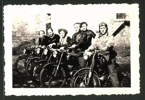 Fotografie Motorrad-Club, Männer & Frauen auf Krad starten zu einer Ausfahrt