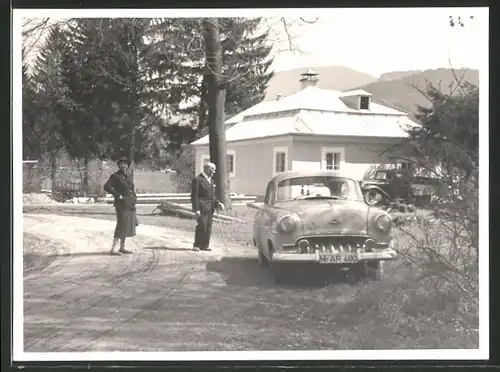 Fotografie Auto Opel Rekord, Paar mit PKW vor einer Villa