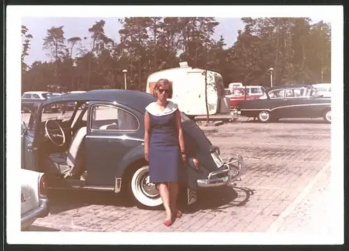 Fotografie Auto VW Käfer, hübsche Frau neben Volkswagen PKW auf einem Parkplatz