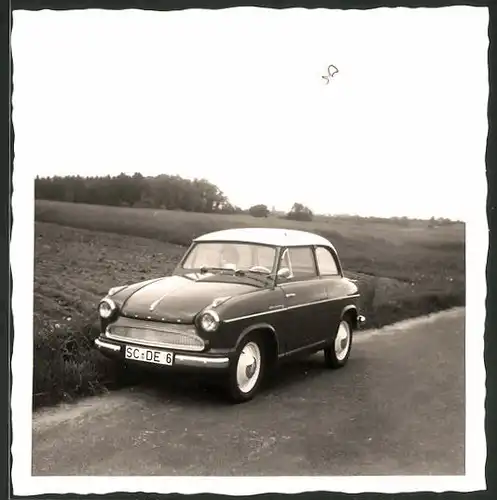 Fotografie Gerber, Nürnberg, Auto Lloyd Alexander TS, PKW auf einer Landstrasse