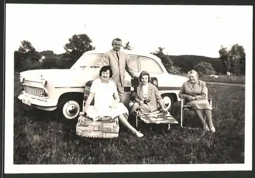 Fotografie Auto Ford Taunus, Frauen im Liegestuhl neben PKW sitzend