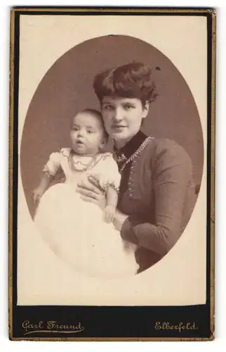 Fotografie Carl Freund, Elberfeld, Portrait Mutter mit Säugling