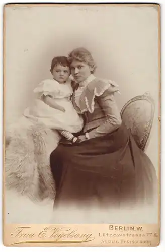 Fotografie Frau E. Vogelsang, Berlin-W, Portrait junger Mutter mit Kind