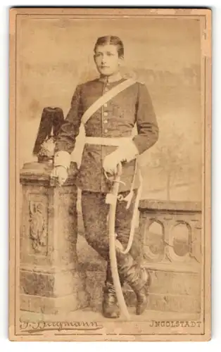 Fotografie F. Bergmann, Ingolstadt, Portrait Soldat eines Garderegiments mit Säbel