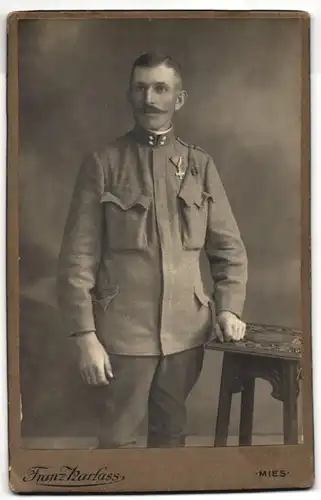 Fotografie Franz Harlass, Mies, Portrait Soldat in Uniform mit Orden
