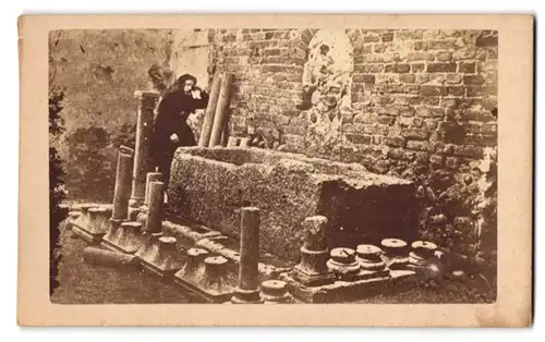 Fotografie unbekannter Fotograf, Ansicht Verona, Ansicht Frau in Schwarz und alte Steinmetzarbeiten