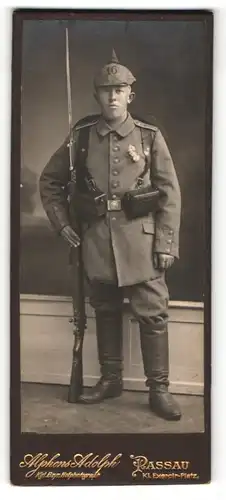 Fotografie Alphons Adolph, Passau, Portrait Soldat mit Pickelhaube-Überzug 16, aufgepflanztes Bajonett