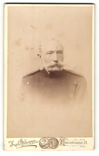 Fotografie Karl Schipper, Wiesbaden, Portrait Offizier in Uniform