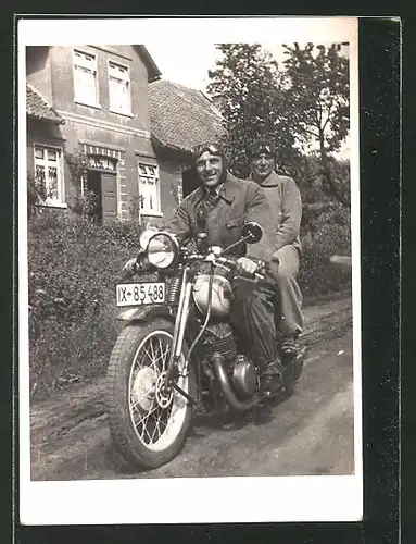Foto-AK Männer auf einem Motorrad, IX-85488