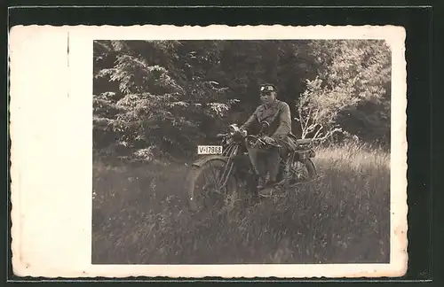 AK Junger Mann mit seinem Motorrad auf dem Feld
