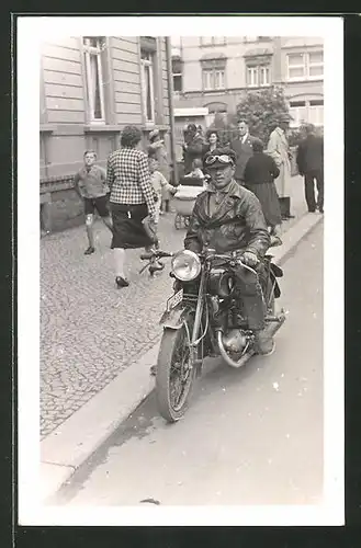 Foto-AK DKW, junger Mann in Lederjacke auf seinem Motorrad