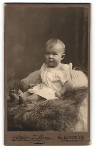 Fotografie Atelier J. Beine, Lüdenscheid, Säugling auf einem Fell sitzend