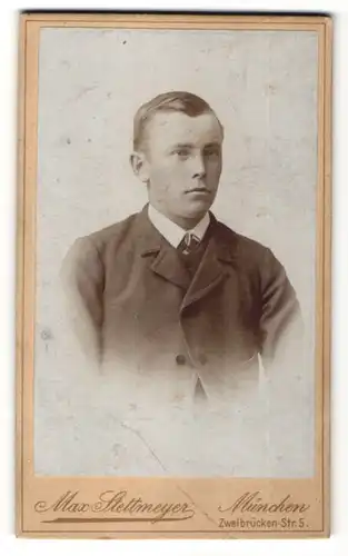 Fotografie Max Stettmeyer, München, Portrait junger Mann im Anzug