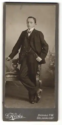 Fotografie G. Hirtes, Hanau a. M., Portrait junger Mann im Anzug