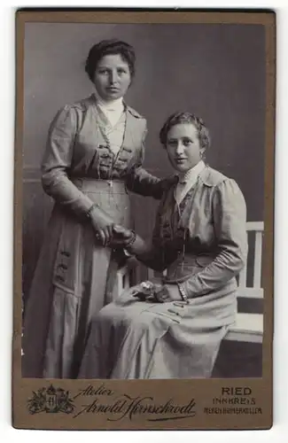 Fotografie Arnold Hirnschrodt, Ried, Portrait zwei junge Frauen in identischen Kleidern