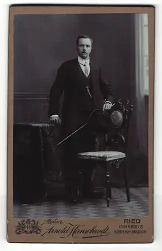 Fotografie Arnold Hirnschrodt, Ried, Portrait junger Mann in Anzug