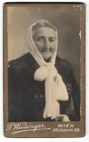 Fotografie J. Wiesinger, Wien, Portrait betagte Dame mit Kopftuch