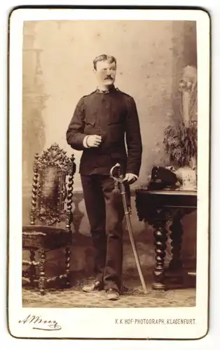 Fotografie Alois Beer, Klagenfurt, Portrait Soldat in Uniform mit Säbel