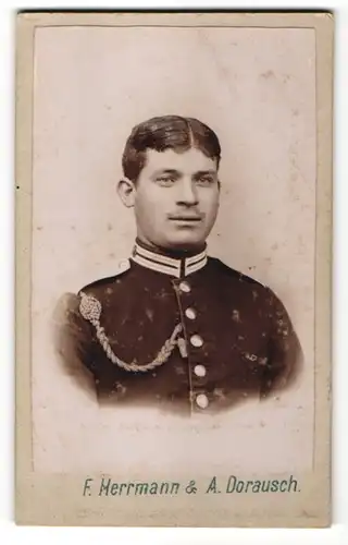 Fotografie F. Hermann & A. Dorausch, Potsdam, Portrait Garde-Soldat in Uniform mit Schützenschnur