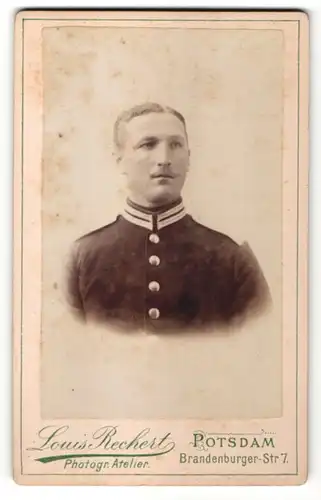 Fotografie Louis Rechert, Potsdam, Portrait Garde-Soldat in Uniform