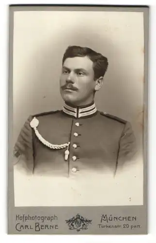 Fotografie Carl Berne, Müchen, Portrait Garde-Soldat in Uniform mit Schützenschnur