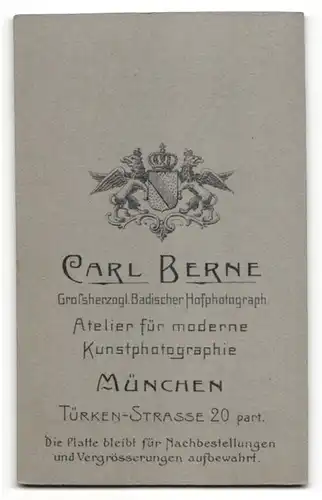 Fotografie Carl Berne, Müchen, Portrait Garde-Soldat in Uniform mit Schützenschnur