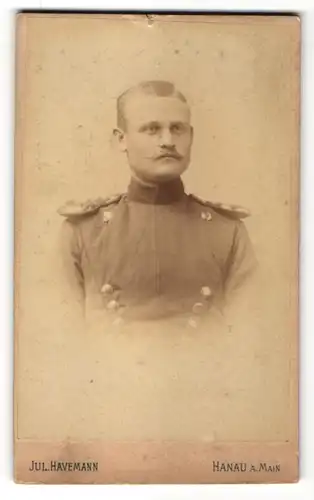 Fotografie Jul. Havemann, Hanau / Main, Portrait Kavallerist in Uniform mit Epauletten