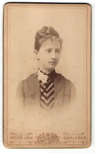 Fotografie Atelier Jerie, Carlsbad, Portrait junge Frau mit geflochtenem Haar