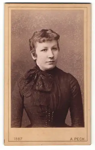 Fotografie A. Pech, Budweis, Portrait bürgerliche junge Frau