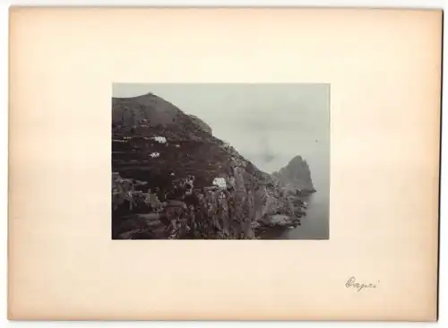 Fotografie Fotograf unbekannt, Ansicht Capri, Partie an der Steilküste