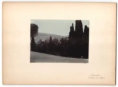 Fotografie Fotograf unbekannt, Ansicht Tivoli, Villa d'Este, Blick von der Parkanlage zum Ort