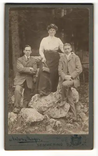 Fotografie Anton Mayer, Semmering, Portrait Dame und zwei junge Herren im Freien