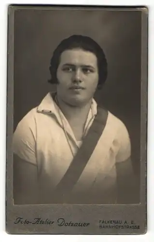 Fotografie Otto Dotzauer, Falkenau a/E, Portrait junge Frau mit Schärpe