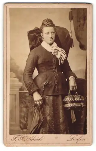 Fotografie F. H. Schröck, Laufen, Portrait junge Frau in Tracht