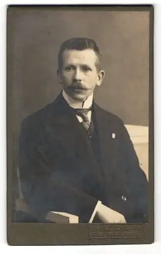 Fotografie Franz Scheffer, Gera, Portrait Herr in Anzug
