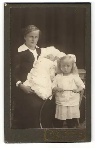 Fotografie Otto Kühn, Chemnitz, Portrait Mutter mit Säugling und Mädchen mit Holzreifen