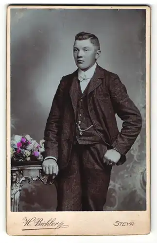Fotografie H. Bichler, Steyr, Portrait halbwüchsiger Knabe in Anzug