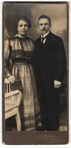 Fotografie A. Kaltenmarl, Ludwigshafen / Rhein, Ehepaar modisch gekleidet, Frau mit Armbanduhr