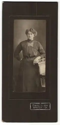 Fotografie Fritz Egem, Speyer, Hausfrau im Modischen Kleid mit Halskette