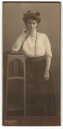 Fotografie Billström, Kiel, hübsche Frau mit Halskette trägt weisse Bluse mit Spitze