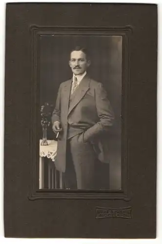 Fotografie A. Franke, Mügeln, Edelmann trägt Anzug und Krawatte