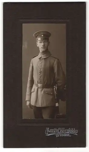 Fotografie Martin Herzfelde, Dresden, junger deutscher Soldat in Uniform mit Bajonett