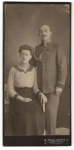 Fotografie Wilh. Boos, Pfarrkirchen, Offizier in Uniform mit Orden & Schützenschnur nebst Ehefrau