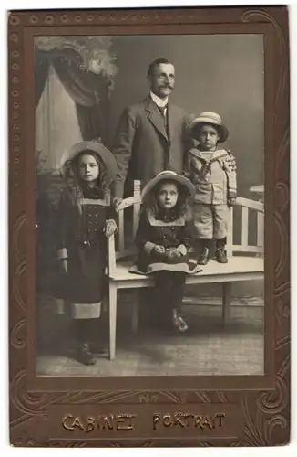 Fotografie Fotograf & Ort unbekannt, Vater mit Sohn und Töchtern im Foto-Atelier