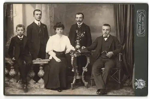 Fotografie Rudolf Franzl, Wien, junge Dame im Kleid & junge Männer im Anzug