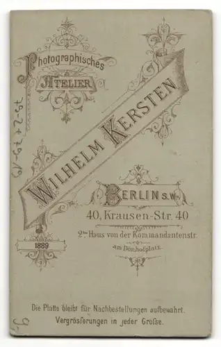 Fotografie Wilhelm Kersten, Berlin-SW, Portrait Knabe in Wintermantel mit Pelzmütze