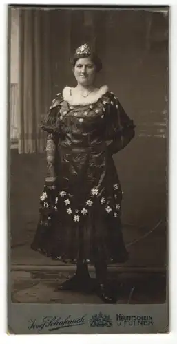 Fotografie Josef Schafranek, Neutitschein, Fulnek, Portrait junge Frau in ungewöhnlichem Kleid