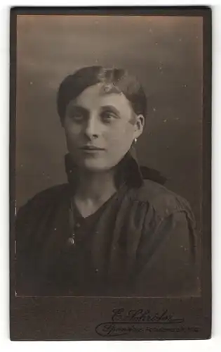 Fotografie E. Schröter, Berlin-Spandau, Portrait junge Dame mit Halskette & Anhänger